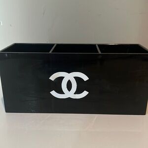 Make up- brush holder gently used.